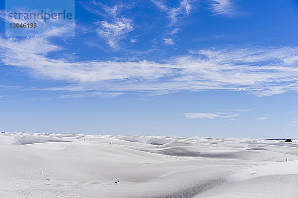 Szenenansicht des Nationaldenkmals White Sands vor blauem Himmel an einem sonnigen Tag