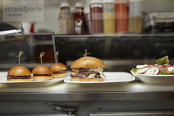 Burger in Tellern auf der Küchentheke serviert