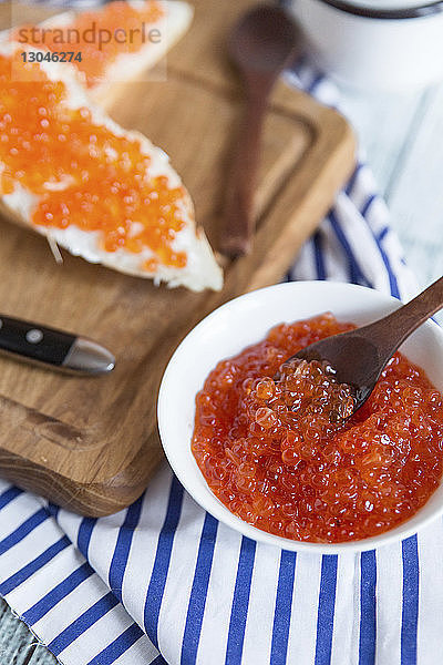 Hochwinkelansicht von Kaviar mit Broten und Serviette auf dem Tisch
