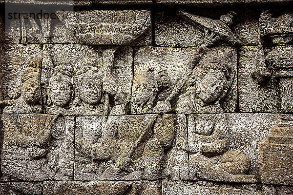 Menschliche Schnitzereien an den Wänden des Prambanan-Tempels vor klarem Himmel