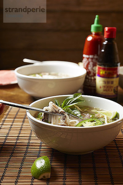 Nahaufnahme der Pho-Suppe in einer Schüssel auf dem Tisch