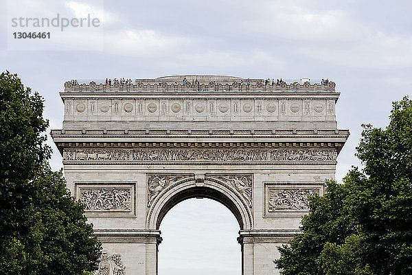 Tiefwinkelansicht des Arc de Triomphe gegen den Himmel