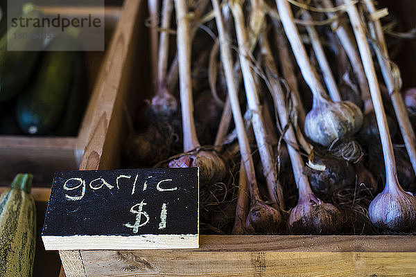 Hochwinkelansicht von Knoblauch zum Verkauf auf dem Markt