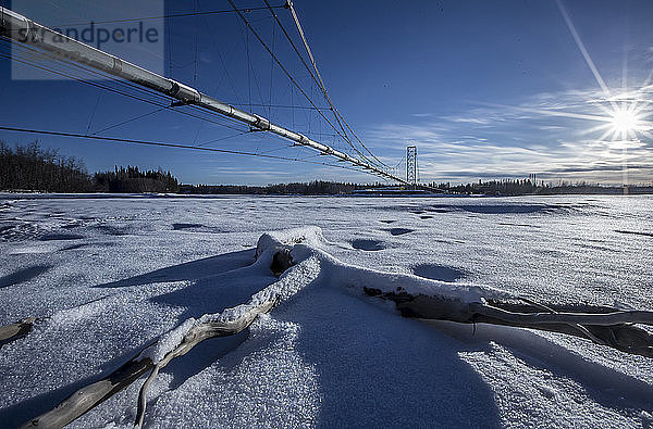 Trans-Alaska-Pipeline über verschneiter Landschaft gegen den Himmel im Winter