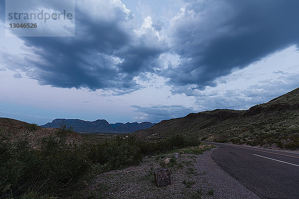 Landschaftliche Ansicht der Berge gegen stürmische Wolken im Big-Bend-Nationalpark