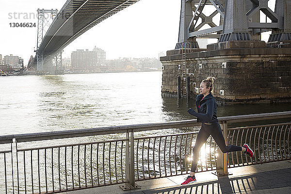 Athlet läuft auf der Promenade am East River