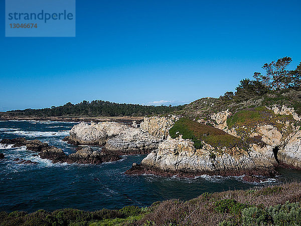 Idyllischer Blick vom Meer gegen den Himmel am Point Lobos