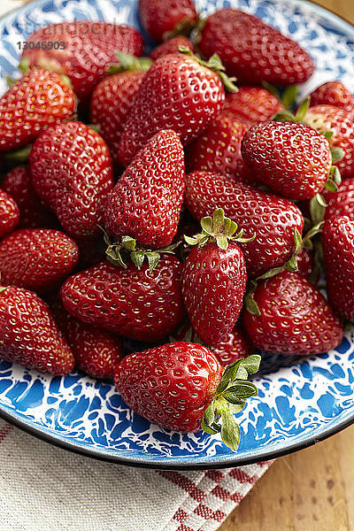 Draufsicht auf Erdbeeren im Teller auf dem Tisch
