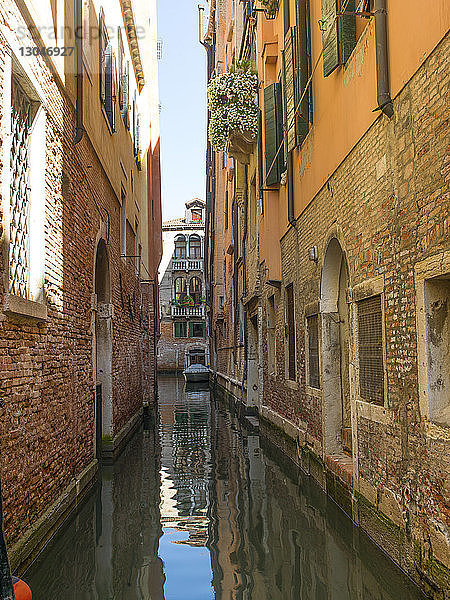 Kanal inmitten von Gebäuden in der Stadt