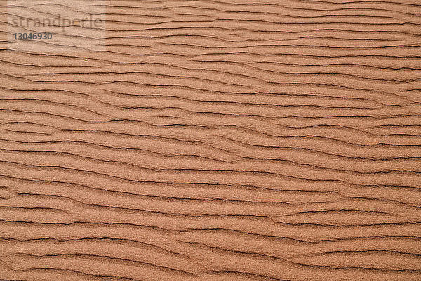 Draufsicht auf Wellenmuster auf Sand in der Wüste