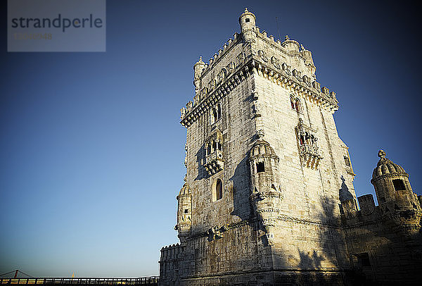 Tiefblick auf den Belem-Turm bei klarem Himmel