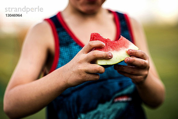 Mittellinie eines Jungen  der Wassermelone isst