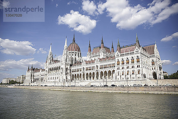 Ungarisches Parlamentsgebäude an der Donau gegen den Himmel