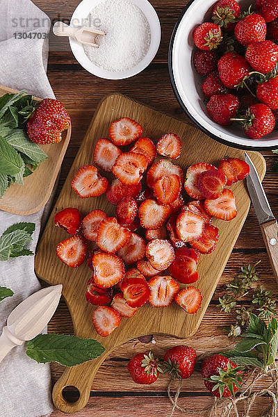 Draufsicht auf die Erdbeeren auf dem Tisch