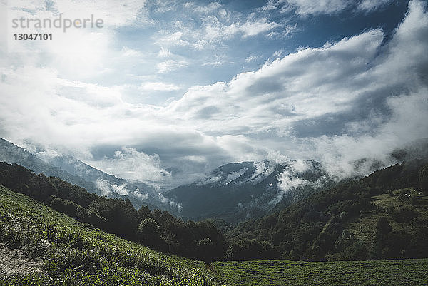 Szenische Ansicht der Landschaft vor bewölktem Himmel