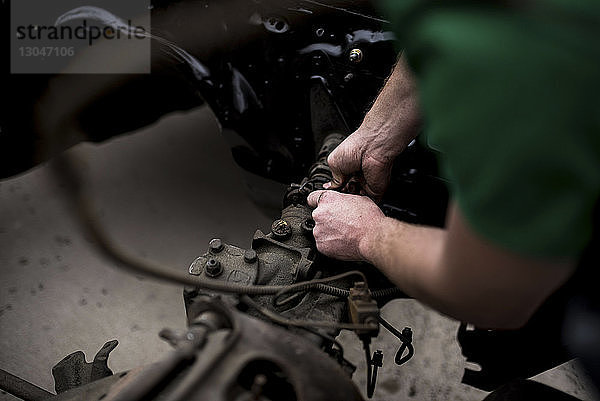 Beschnittenes Bild einer mechanischen Reparaturmaschine in der Werkstatt