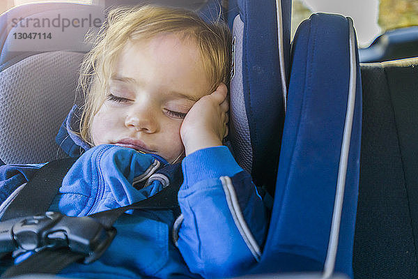 Mädchen schläft während der Fahrt im Auto