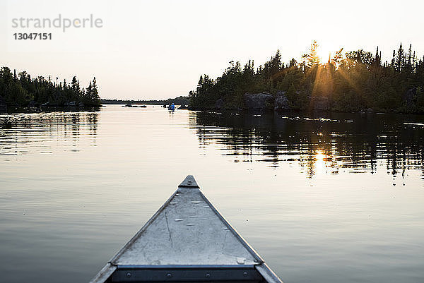 Nahaufnahme eines Kanus auf dem See vor klarem Himmel bei Sonnenuntergang