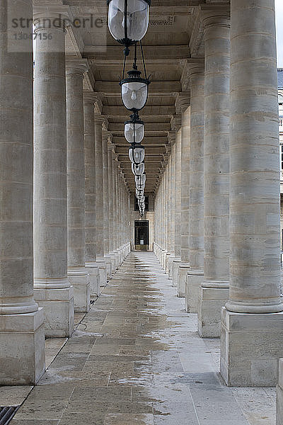 Laternen hängen inmitten von architektonischen Säulen in einem historischen Gebäude