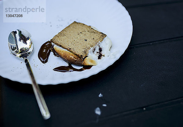 Nahaufnahme von smore mit Löffel im Teller auf dem Tisch serviert