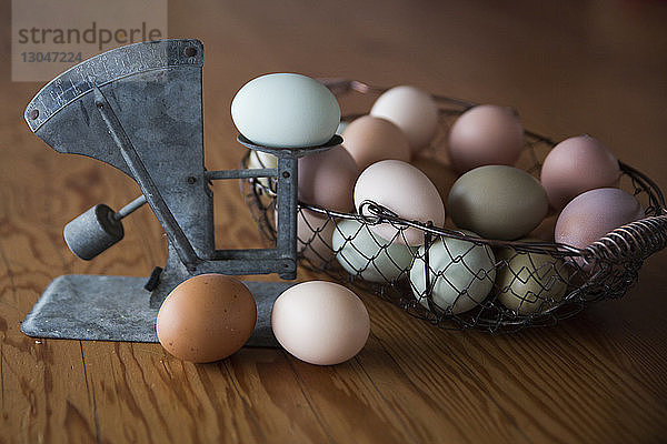 Nahaufnahme von Eiern in einem Behälter mit Vintage-Skala auf dem Tisch