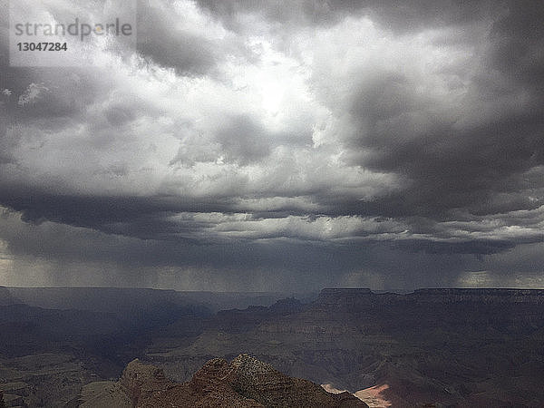 Majestätischer Blick auf den Grand Canyon gegen stürmische Wolken