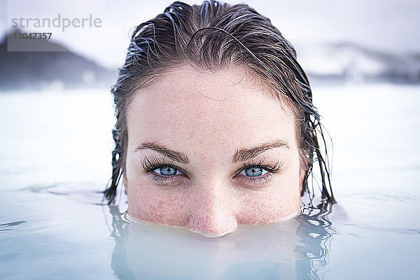 Porträt einer im Meer schwimmenden Frau