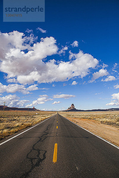 Landstraße gegen bewölkten Himmel bei Monument Valley