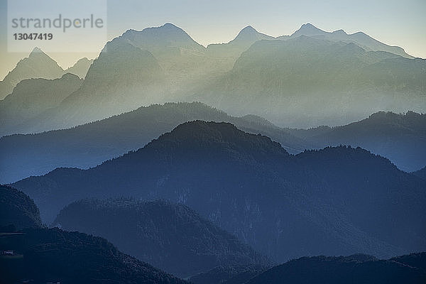 Idyllische Hochwinkelansicht von Bergketten bei nebligem Wetter