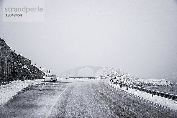 Straße gegen Himmel im Winter