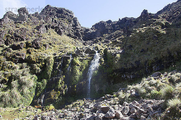 Niedrigwinkelansicht des Wasserfalls auf dem Berg bei sonnigem Wetter