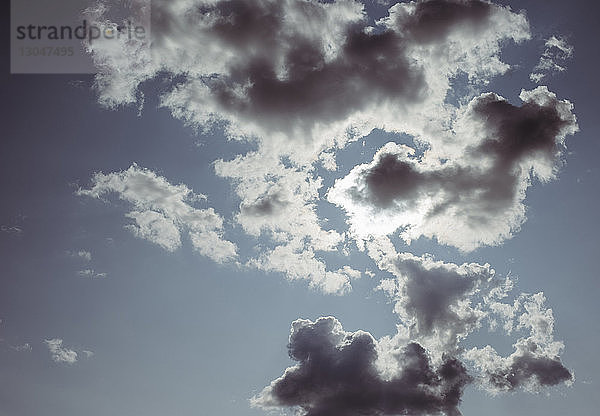 Niedrigwinkelansicht der Wolken am Himmel während eines sonnigen Tages