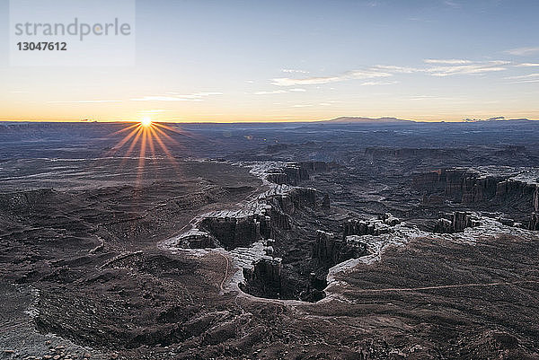 Panoramablick auf den Canyonlands-Nationalpark bei Sonnenuntergang