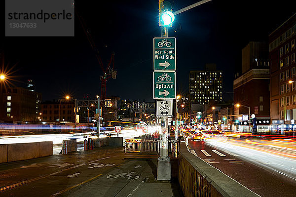 Lichtspuren auf der Straße in der Stadt bei Nacht