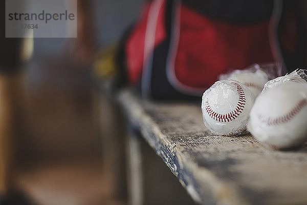 Nahaufnahme der Baseballbälle auf dem Tisch der Sporteinbäume