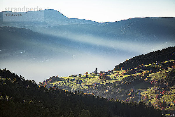 Hochwinkel-Szenenansicht von Häusern gegen Berge