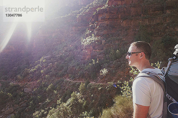 Seitenansicht eines Mannes  der am Berg am Grand Canyon steht