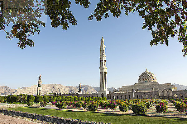 Die Große Moschee von Sultan Qaboos an einem sonnigen Tag bei strahlend blauem Himmel