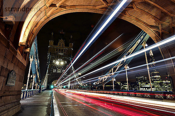 Lichtspuren auf der Tower Bridge in der Stadt gegen den nächtlichen Himmel