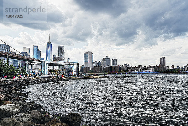 Ostfluss bei modernen Gebäuden gegen bewölkten Himmel in der Stadt