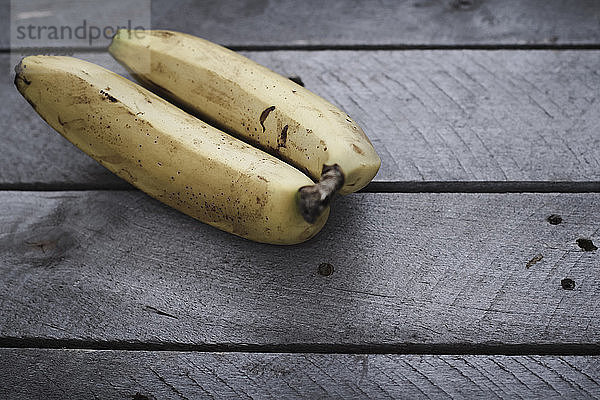 Draufsicht auf die Bananen auf dem Tisch