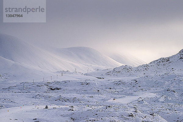 Szenische Ansicht der schneebedeckten Landschaft