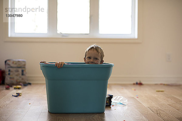 Porträt eines Jungen  der zu Hause in der Badewanne sitzt