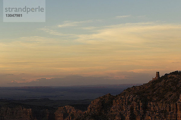 Landschaftliche Ansicht der Felsformationen im Grand Canyon National Park bei Sonnenuntergang