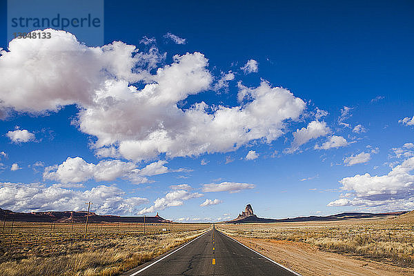 Landstraße mitten im Feld gegen bewölkten Himmel bei Monument Valley