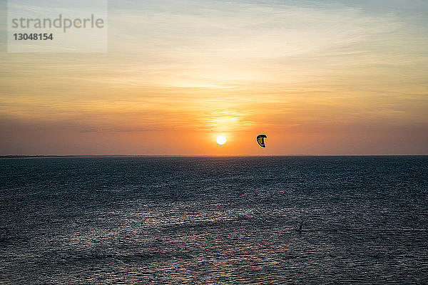 Szenische Ansicht des Meeres gegen den Himmel bei Sonnenuntergang