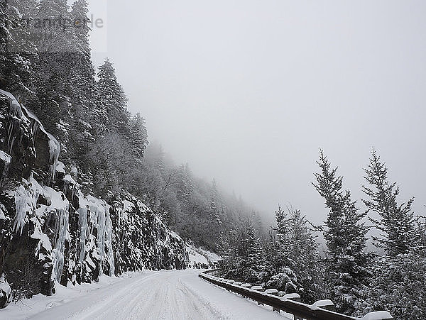 Landschaftliche Ansicht des Blue Ridge Parkway mit Schnee bedeckt gegen den Himmel