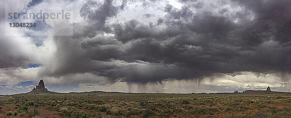 Sturmwolken regnen über Monument Valley