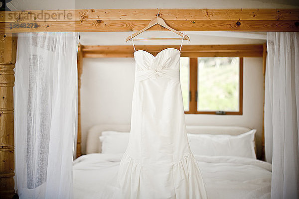Hängendes Bett für Brautkleid