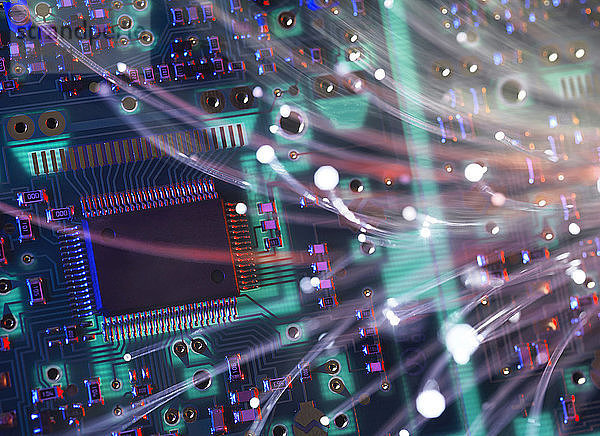 Nahaufnahme einer über der Leiterplatte leuchtenden Faseroptik